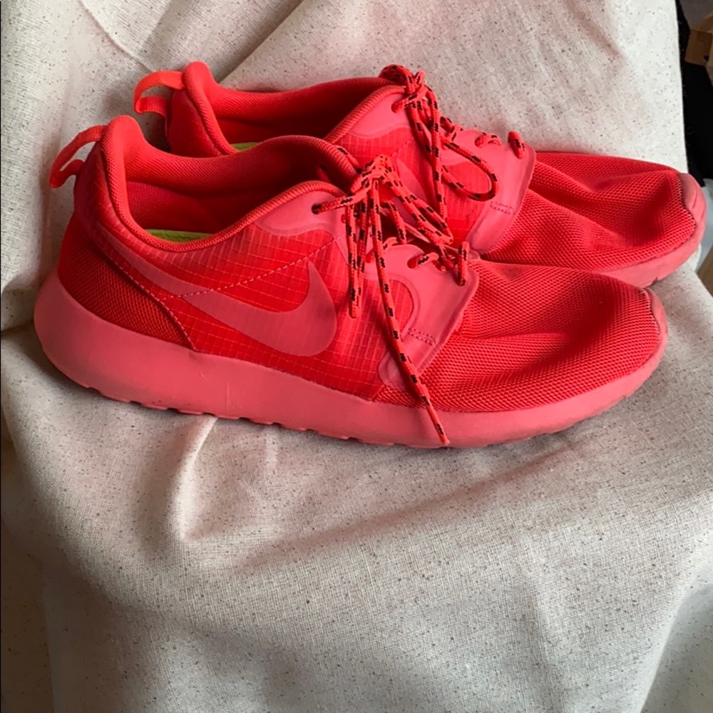 Monochrome coral Nike